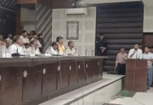 भिवानी में मंत्री की बैठक के दौरान गुल हुई बिजली, मोबाइल की रोशनी में सुनी गईं शिकायतें Bhiwani