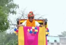 पानीपत में चपरासी की ‘शाही’ रिटायरमेंट विदाई, हाइड्रा क्रेन पर निकली शोभायात्रा; VIDEO वायरल Panipat