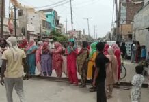 भिवानी में बिजली-पानी की समस्या पर लोगों का प्रदर्शन, सड़क जाम कर जताया विरोध PowerCut