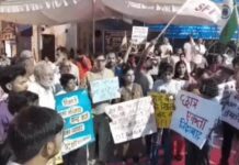 रोहतक में बच्चों के साथ चौक पर रातभर डटे रहे अभिभावक, दिल्ली पुलिस के खिलाफ नारेबाजी Rohtak News