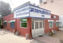 एक महीने से घरों में आ रहा रेत मिला दूषित पानी, वार्ड 12 के लोगों में रोष Ward 12