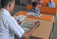 करनाल के सरकारी स्कूल में कमरों की कमी से पढ़ाई प्रभावित, ₹3 करोड़ मंजूर फिर भी दो कक्षाएं एक कमरे में Karnal News