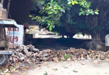 भरभराकर गिरा रेलवे स्टेशन का गेट, बड़ा हादसा टला Railway Station Gate