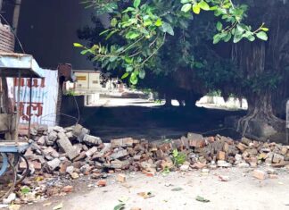 भरभराकर गिरा रेलवे स्टेशन का गेट, बड़ा हादसा टला Railway Station Gate