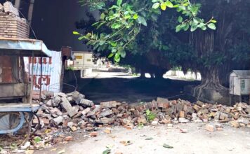 भरभराकर गिरा रेलवे स्टेशन का गेट, बड़ा हादसा टला Railway Station Gate