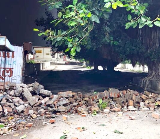 भरभराकर गिरा रेलवे स्टेशन का गेट, बड़ा हादसा टला Railway Station Gate