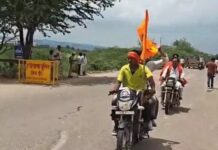 ब्रजमंडल यात्रा में आकर्षण का केंद्र बने योगी के हमशक्ल, श्रद्धालुओं ने JCB से की पुष्पवर्षा Brajmandal Yatra