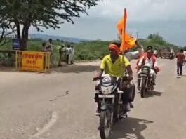 ब्रजमंडल यात्रा में आकर्षण का केंद्र बने योगी के हमशक्ल, श्रद्धालुओं ने JCB से की पुष्पवर्षा Brajmandal Yatra