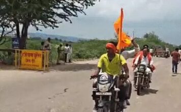 ब्रजमंडल यात्रा में आकर्षण का केंद्र बने योगी के हमशक्ल, श्रद्धालुओं ने JCB से की पुष्पवर्षा Brajmandal Yatra