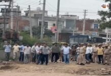 हांसी में प्रदर्शन के दौरान हथियार दिखाने पर विवाद, CIA प्रभारी की हरकत का वीडियो सामने आया Hansi