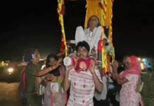 102 वर्षीय दादी को पालकी में बैठाकर हरिद्वार ले गए पोता-दोहता, भावुक हुईं बुजुर्ग बोलीं- भगवान सबको ऐसे बच्चे दे Haridwar Yatra