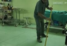 फरीदाबाद के बीके अस्पताल में सफाई व्यवस्था पर सवाल, OT साफ करने को सर्जन ने खुद उठाई झाड़ू Faridabad News