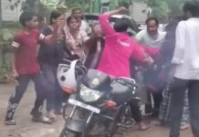 गुरुग्राम में युवतियों के बीच सरेराह मारपीट, बाल खींचकर गिराया; VIDEO सामने आया Gurugram News