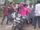 गुरुग्राम में युवतियों के बीच सरेराह मारपीट, बाल खींचकर गिराया; VIDEO सामने आया Gurugram News