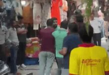 रेवाड़ी बाजार में दुकानदारों के बीच मारपीट, कबाड़ की रेहड़ी को लेकर विवाद; VIDEO वायरल Rewari News