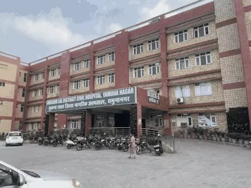 यमुनानगर अस्पताल में महिला की सतर्कता से युवक पकड़ा, बाथरूम के बाहर संदिग्ध हरकत का आरोप Yamunanagar News