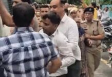 यमुनानगर में कचरा उठाने पर विवाद, सफाईकर्मियों को पुलिस वाहन में बैठाया Yamunanagar