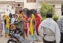 रेवाड़ी में विधायक कार्यालय के बाहर महिलाओं का प्रदर्शन, स्थानीय समस्याओं पर फूटा गुस्सा HaryanaPolitics