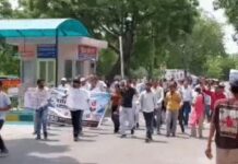 MDU में फीस बढ़ोतरी के विरोध में छात्रों का प्रदर्शन, मुख्य गेट पर जड़ा ताला; प्रशासन के खिलाफ नारेबाजी Rohtak News