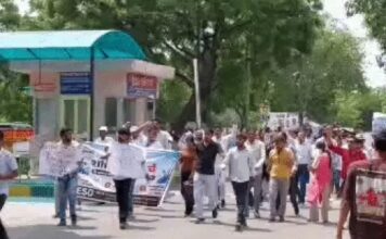 MDU में फीस बढ़ोतरी के विरोध में छात्रों का प्रदर्शन, मुख्य गेट पर जड़ा ताला; प्रशासन के खिलाफ नारेबाजी Rohtak News