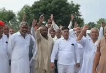रोहतक में रामपाल के विरोध में उतरे ग्रामीण, हुड्डा खाप ने पाखंडवाद के खिलाफ उठाई आवाज Rohtak News