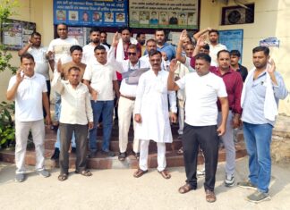 बिजली घर विवाद ने पकड़ा तूल, ग्रामीणों के बाद बिजली कर्मचारियों ने भी खोला मोर्चा एडवोकेट से कथित मारपीट मामले में गिरफ्तारी की मांग पर ग्रामीण धरने पर कर्मचारियों ने शिकायत देकर सुरक्षा और कार्रवाई की उठाई मांग Safidon News