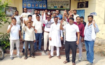 बिजली घर विवाद ने पकड़ा तूल, ग्रामीणों के बाद बिजली कर्मचारियों ने भी खोला मोर्चा एडवोकेट से कथित मारपीट मामले में गिरफ्तारी की मांग पर ग्रामीण धरने पर कर्मचारियों ने शिकायत देकर सुरक्षा और कार्रवाई की उठाई मांग Safidon News