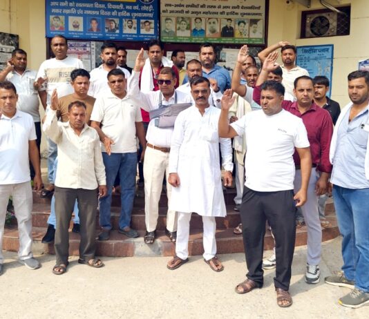 बिजली घर विवाद ने पकड़ा तूल, ग्रामीणों के बाद बिजली कर्मचारियों ने भी खोला मोर्चा एडवोकेट से कथित मारपीट मामले में गिरफ्तारी की मांग पर ग्रामीण धरने पर कर्मचारियों ने शिकायत देकर सुरक्षा और कार्रवाई की उठाई मांग Safidon News