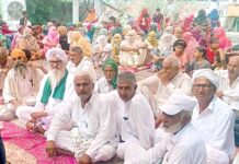हाट में वकील से मारपीट के मामले में किसानों का धरना आठवें दिन भी जारी आज के एसडीएम व डीएसपी कार्यालय के घेराव की तैयारी किसानों ने आरोपियों की गिरफ्तारी की उठाई मांग Safidon