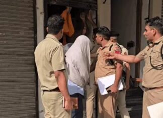 फतेहाबाद के स्पा सेंटर पर पुलिस की छापेमारी, मैनेजर समेत आठ लोगों से पूछताछ Fatehabad