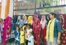 आदर्श कॉलोनी स्कूल से आंगनवाड़ी शिफ्ट करने पर बवाल, गेट पर जुटे वार्डवासी लोग बोले- बच्चों के हित में स्कूल परिसर में ही चले केंद्र प्रिंसिपल ने पुलिस में दी अनुशासन भंग करने की शिकायत Safidon News
