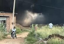 भिवानी के बहल में नाले में भड़की आग, 2 घंटे तक छाया काला धुआं; टैंकर से रिसे केमिकल के कारण आग लगने की आशंका Bhiwani Behal Fire