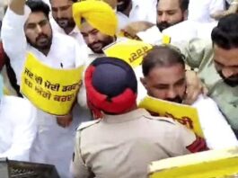 मोहाली में GMADA दफ्तर पर ED कार्रवाई के खिलाफ AAP का प्रदर्शन, पुडा भवन के बाहर धक्कामुक्की GMADA ED Raid