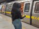 दिल्ली मेट्रो के शीशों पर मोबाइल चिपकाकर रील बनाने का ट्रेंड, DMRC की चेतावनी- पकड़े गए तो होगी कार्रवाई Delhi Metro Reel Trend