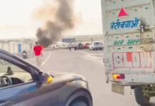द्वारका एक्सप्रेसवे पर चलती कार में लगी भीषण आग, सवार लोगों ने समय रहते निकलकर बचाई जान; कुछ देर प्रभावित रहा ट्रैफिक Dwarka Expressway Car Fire