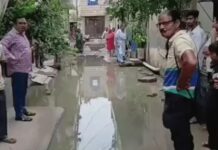 फरीदाबाद की पर्वतिया कॉलोनी में सीवरेज जाम से सड़कों पर भरा गंदा पानी, परेशान लोगों का प्रदर्शन; बच्चों की आवाजाही बनी मुश्किल Faridabad Parvatiya Colony