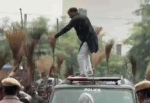 फरीदाबाद में सफाई कर्मचारियों का प्रदर्शन तेज, मंत्री विपुल गोयल के कार्यालय पहुंचे; एस्कॉर्ट गाड़ी पर चढ़े कर्मचारी नेता Faridabad Sanitation Workers