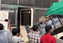 मंदिर के पीछे कचरे से नाराज बेरी के लोगों का प्रदर्शन, पालिका गेट पर खाली की ट्रॉली Beri News
