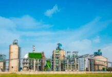 झज्जर के झांसवा स्थित वंडर सीमेंट लिमिटेड प्लांट से करीब 1500 मीटर केबल और मैकेनिकल टूल चोरी के मामले में गिरफ्तार संजू को अदालत से नियमित जमानत मिल गई है। सत्र न्यायाधीश राज कुमार यादव की अदालत ने उसे एक लाख रुपये के मुचलके पर रिहा करने का आदेश दिया। आरोपी करीब एक महीने से हिरासत में था। जमानत याचिका की सुनवाई के दौरान अदालत के सामने संजू के खिलाफ 18 मामले दर्ज होने की जानकारी रखी गई। हालांकि, मौजूदा मामले में चोरी की गई केबल और मैकेनिकल टूल की बरामदगी नहीं हो सकी है। मामले में शामिल बताया जा रहा दूसरा आरोपी अभी फरार है। चोरी की घटना 3 और 4 नवंबर 2025 की दरमियानी रात की है। प्लांट के सिक्योरिटी शिफ्ट इंचार्ज अनिल ने पुलिस को शिकायत दी थी। भिवानी के सिरसी निवासी अनिल के अनुसार, रात करीब 11 बजकर छह मिनट पर अज्ञात लोग प्लांट में दाखिल हुए। आरोप है कि वे एमएस अंजना पंप की करीब 1500 मीटर केबल और मैकेनिकल टूल चोरी करके ले गए। घटना के बाद कंपनी ने अपने स्तर पर जांच की। इस दौरान झज्जर के सुंदरेहटी निवासी संजू का नाम सामने आया। इसके बाद पुलिस ने उसे मामले में आरोपी बनाया और गिरफ्तार कर लिया। गिरफ्तारी के करीब एक महीने बाद उसकी नियमित जमानत याचिका पर सुनवाई हुई। अदालत ने सुनवाई के दौरान मामले के तथ्यों और उपलब्ध जानकारी पर विचार किया। चोरी की संपत्ति की बरामदगी नहीं होने का पहलू भी अदालत के सामने रखा गया। साथ ही, दूसरे आरोपी के फरार होने और संजू के खिलाफ दर्ज अन्य मामलों की जानकारी पर भी विचार किया गया। इन पहलुओं को देखते हुए अदालत ने संजू की नियमित जमानत मंजूर कर दी। आदेश में एक लाख रुपये का मुचलका निर्धारित किया गया है। फिलहाल चोरी की केबल और मैकेनिकल टूल की बरामदगी नहीं हुई है तथा दूसरे आरोपी की गिरफ्तारी भी बाकी है। अदालत का आदेश संजू की जमानत याचिका से संबंधित है। Jhajjar News