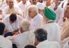 हाट गांव में अधिवक्ता से कथित मारपीट का मामला आरोपियों की गिरफ्तारी के लिए धरना जारी धरने पर पहुंचे इनैलो प्रदेशाध्यक्ष रामपाल माजरा Safidon News