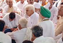 हाट गांव में अधिवक्ता से कथित मारपीट का मामला आरोपियों की गिरफ्तारी के लिए धरना जारी धरने पर पहुंचे इनैलो प्रदेशाध्यक्ष रामपाल माजरा Safidon News