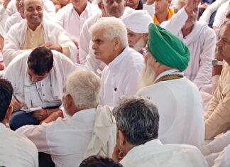 हाट गांव में अधिवक्ता से कथित मारपीट का मामला आरोपियों की गिरफ्तारी के लिए धरना जारी धरने पर पहुंचे इनैलो प्रदेशाध्यक्ष रामपाल माजरा Safidon News