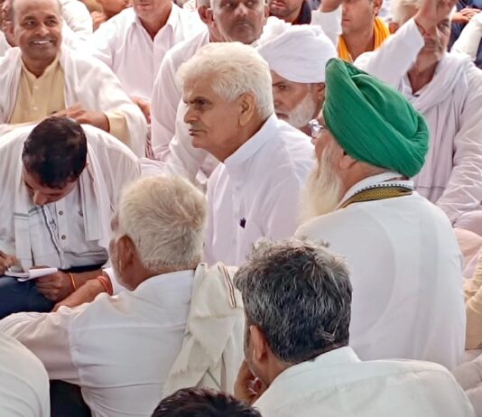 हाट गांव में अधिवक्ता से कथित मारपीट का मामला आरोपियों की गिरफ्तारी के लिए धरना जारी धरने पर पहुंचे इनैलो प्रदेशाध्यक्ष रामपाल माजरा Safidon News