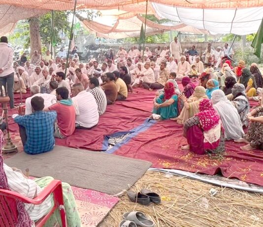 हाट में मांगों को लेकर धरना जारी सुरेश कौथ ने दी आंदोलन तेज करने की चेतावनी Safidon News