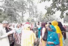 करनाल में फैक्ट्री की महिला कर्मचारियों ने उठाए वेतन और अतिरिक्त काम के मुद्दे, सचिवालय पहुंचीं Karnal News