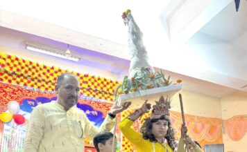 मनुष्य अहंकार का त्याग करके प्रभु का स्मरण करें: कैवल्यानंद सरस्वती गोवर्धन लीला और गोपीगीत के प्रसंगों ने मोहा श्रद्धालुओं का मन Safidon News