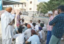 धान खरीद न होने पर गुस्साए किसानों ने मार्केट कमेटी पर गेट जड़ा ताला Safidon News