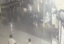 फरीदाबाद में जलभराव में गिरे श्रमिक की करंट से मौत, सीसीटीवी सामने आया; विभागों ने जांच की बात कही Faridabad News