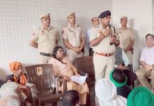 डीसी-एसपी के आश्वासन पर 25 दिन बाद हाट गांव में धरना समाप्त फरार आरोपी की जल्द गिरफ्तारी का आश्वासन गांव को जगमग योजना में किया जाएगा शामिल Safidon News