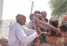 स्वर्ण पदक लेकर रिटौली पहुंचीं कीर्ति शर्मा, दादा के गले में मेडल डालकर जताया सम्मान Kirti Sharma,